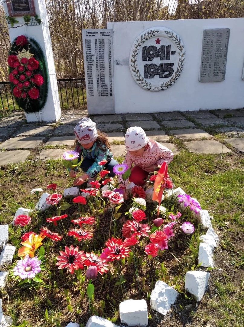 «Обелиск» и «Письмо солдату».